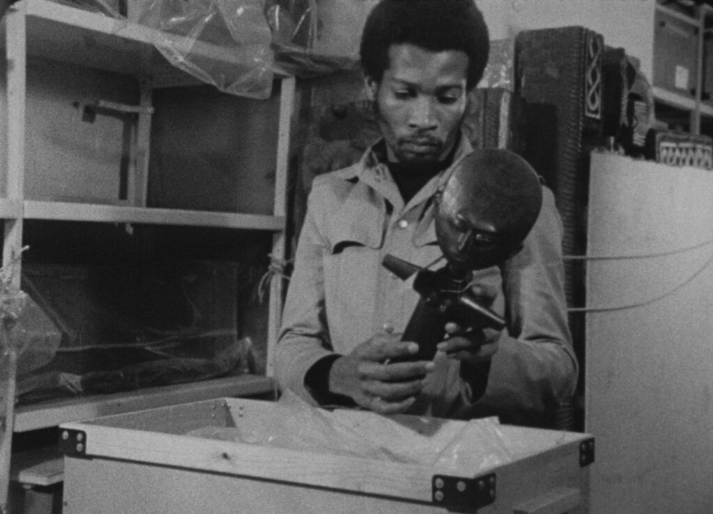 Nii Kwate Owoo, You Hide Me, 1970, ljubaznošću Arsenal – Institut für  Film und Videokunst e.V Nii Kwate Owoo, You Hide Me, 1970, ljubaznošću Arsenal – Institut für Film und Videokunst e.V