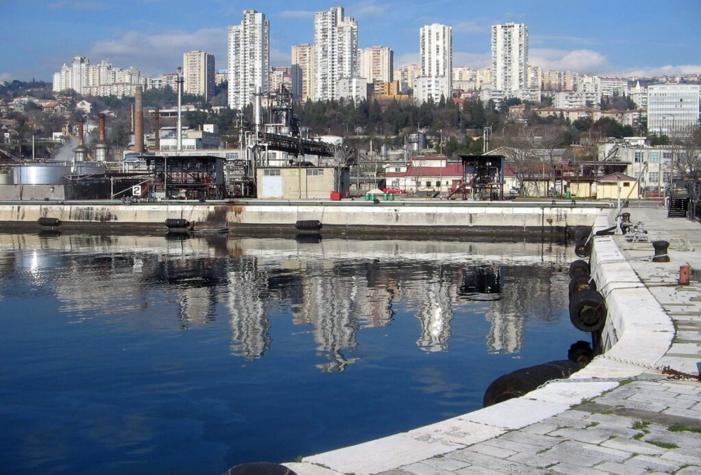 Petrolejska luka, foto Velid Đekić