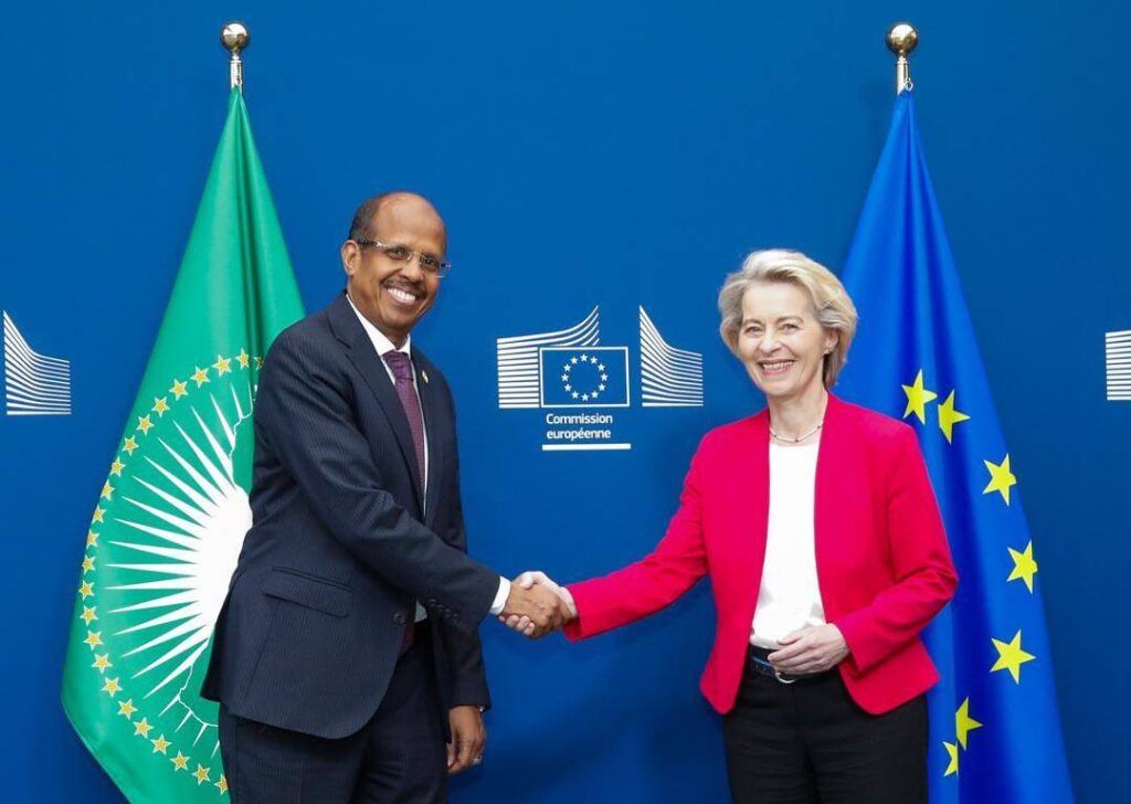 Ursula van der Leyen i Mahmoud Ali Youssouf u Angoli