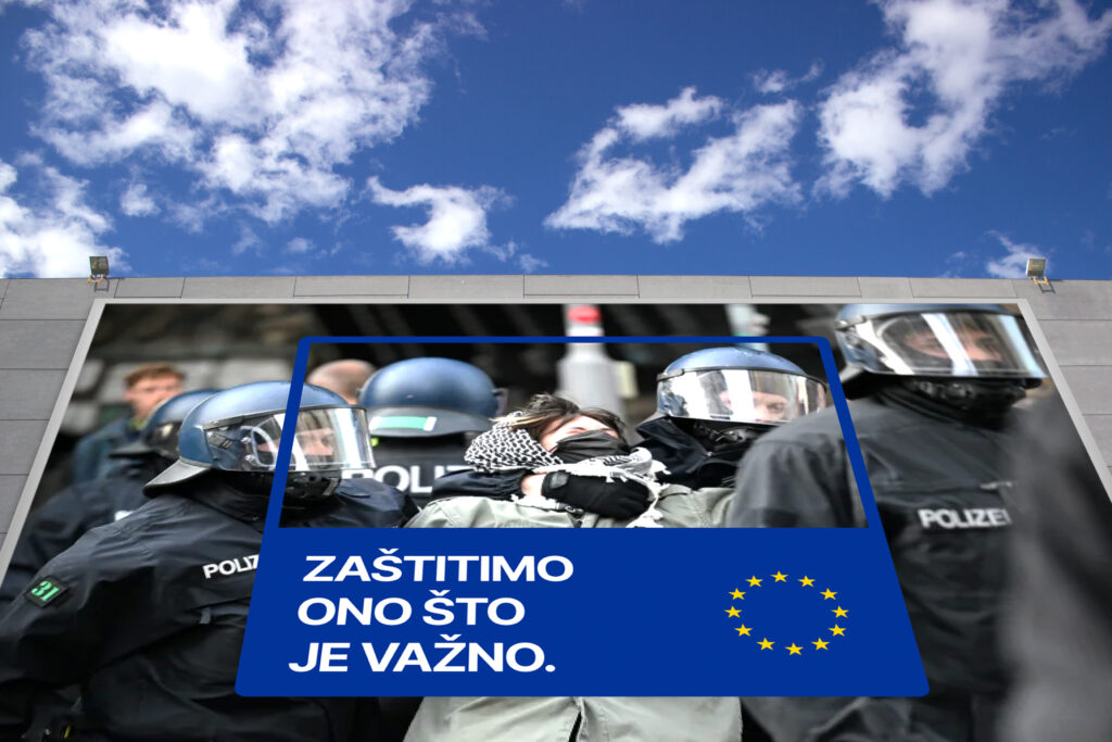 Zaštitimo ono što je lažno Višemilijunska kampanja Europske komisije s ciljem promocije demokratskih vrijednosti prolazi bez interesa većih medija i šire rasprave u javnosti. EU boluje od demokratskog deficita, a kampanjom nije u stanju komunicirati javnosti od koga se točno demokracija štiti i tko konkretno ugrožava slobodu medija, govora ili znanosti, poručuju stručnjaci. Dio kritika u javnosti kampanju smatra licemjernom, osobito zbog suzbijanja slobode govora pri gušenju pokreta solidarnosti s Palestinom u domovini Ursule von der Leyen.