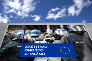 Višemilijunska kampanja Europske komisije s ciljem promocije demokratskih vrijednosti prolazi bez interesa većih medija i šire rasprave u javnosti. EU boluje od demokratskog deficita, a kampanjom nije u stanju komunicirati javnosti od koga se točno demokracija štiti i tko konkretno ugrožava slobodu medija, govora ili znanosti, poručuju stručnjaci. Dio kritika u javnosti kampanju smatra licemjernom, osobito zbog suzbijanja slobode govora pri gušenju pokreta solidarnosti s Palestinom u domovini Ursule von der Leyen.